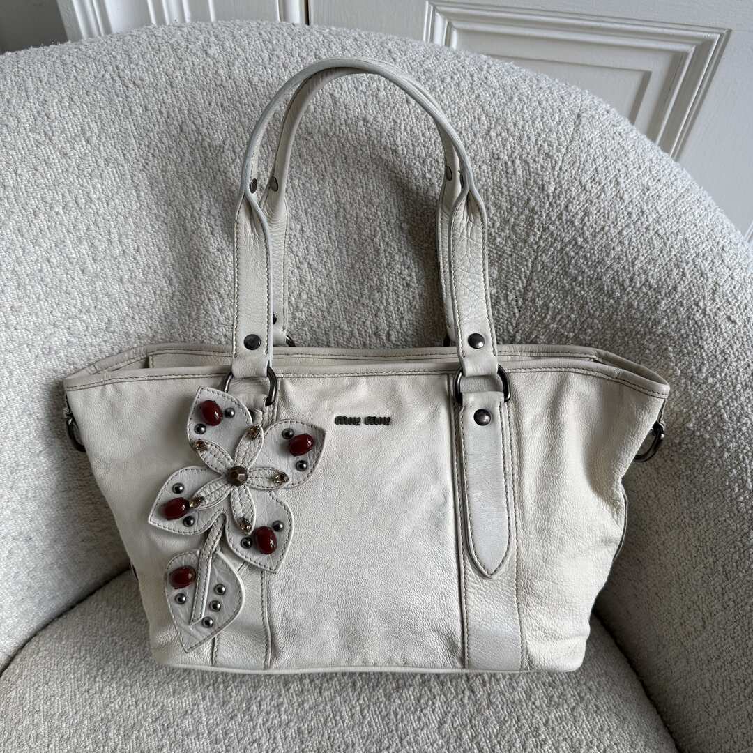 2000s Miu Miu White Leather Flower Shoulder Bag – JennyHayley