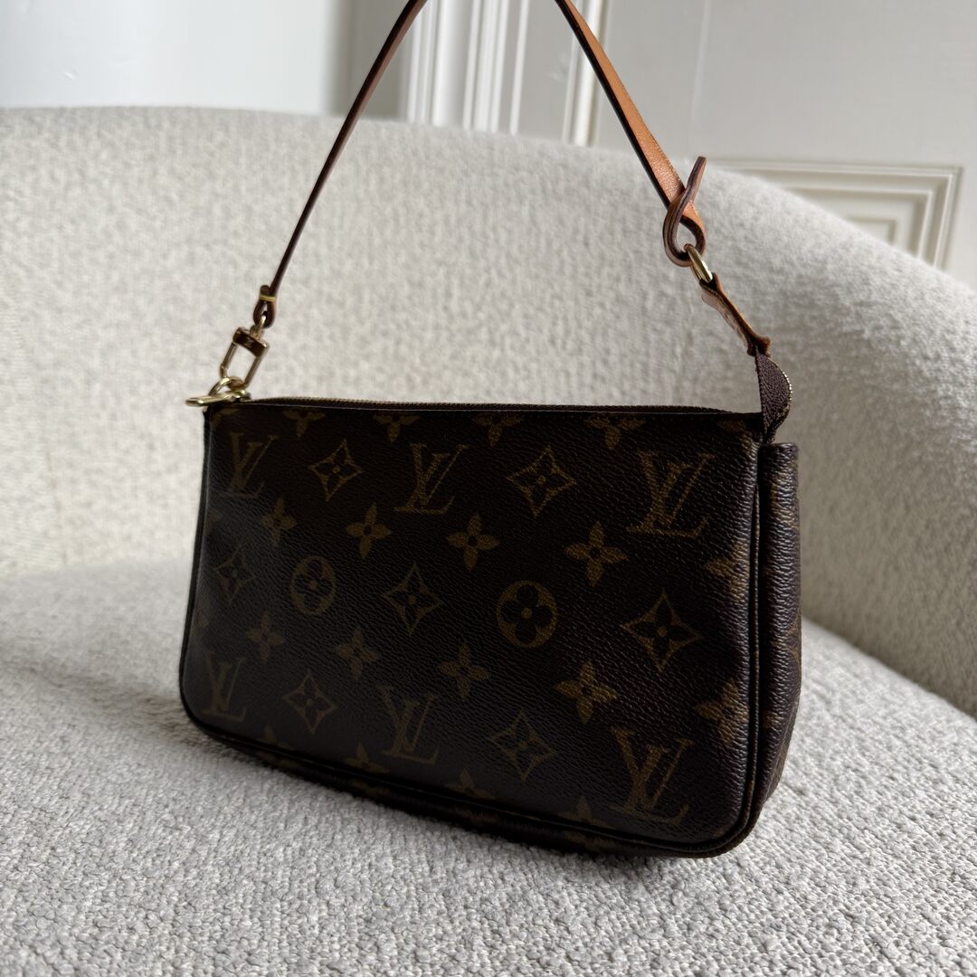 2002 Louis Vuitton Monogram Pochette Accessories Shoulder Bag