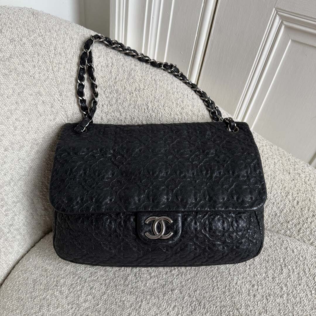 90s Chanel Classic Graphic Edge Black Flap Shoulder Bag