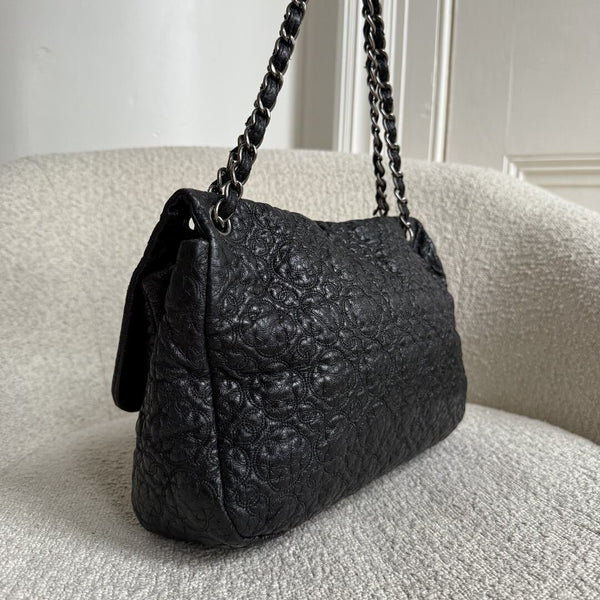 90s Chanel Classic Graphic Edge Black Flap Shoulder Bag
