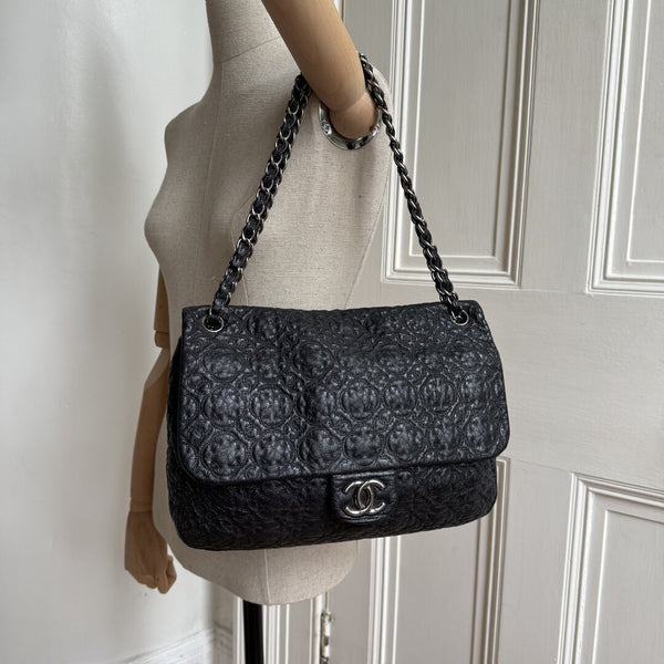 90s Chanel Classic Graphic Edge Black Flap Shoulder Bag