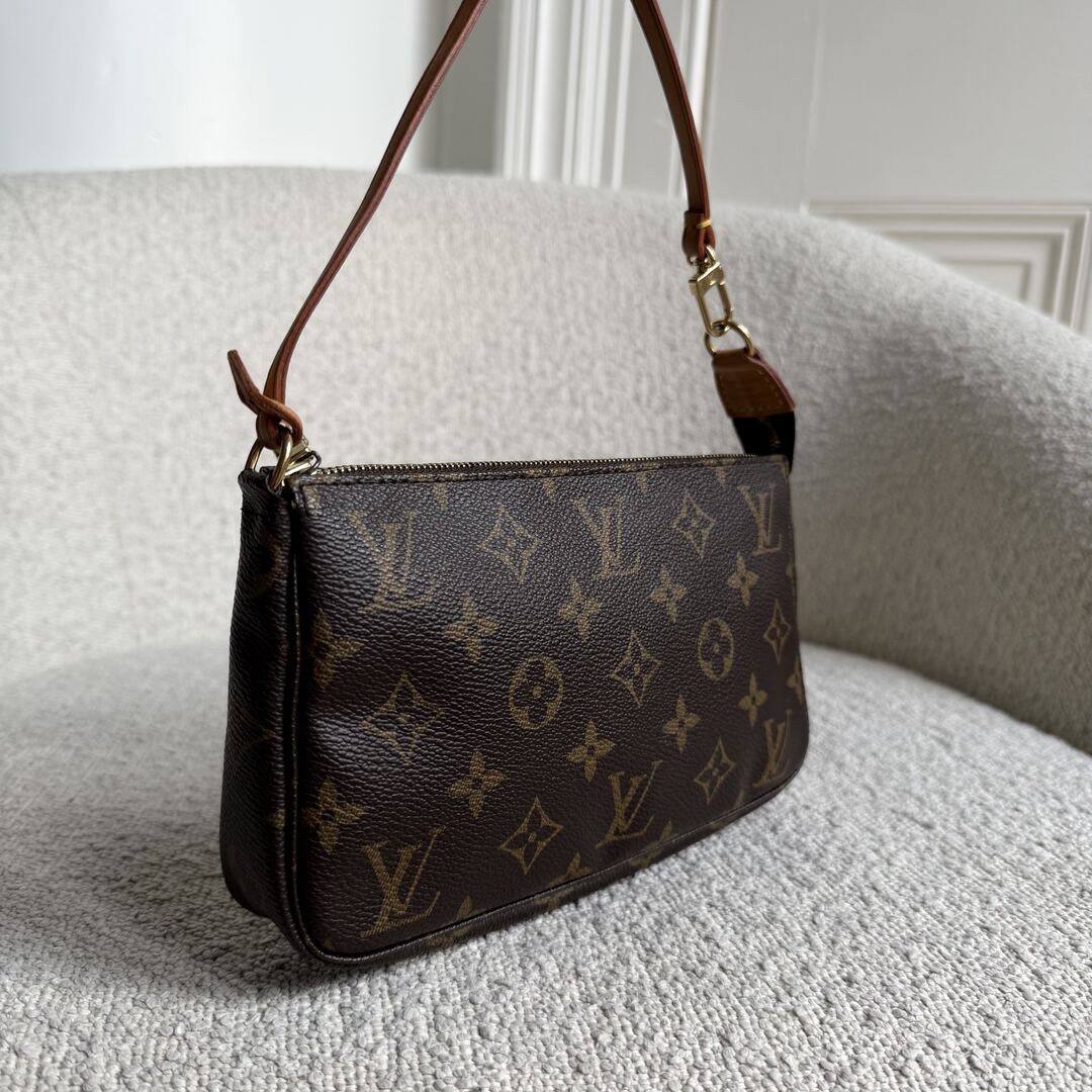 2004 Louis Vuitton Monogram Pochette Accessories Shoulder Bag